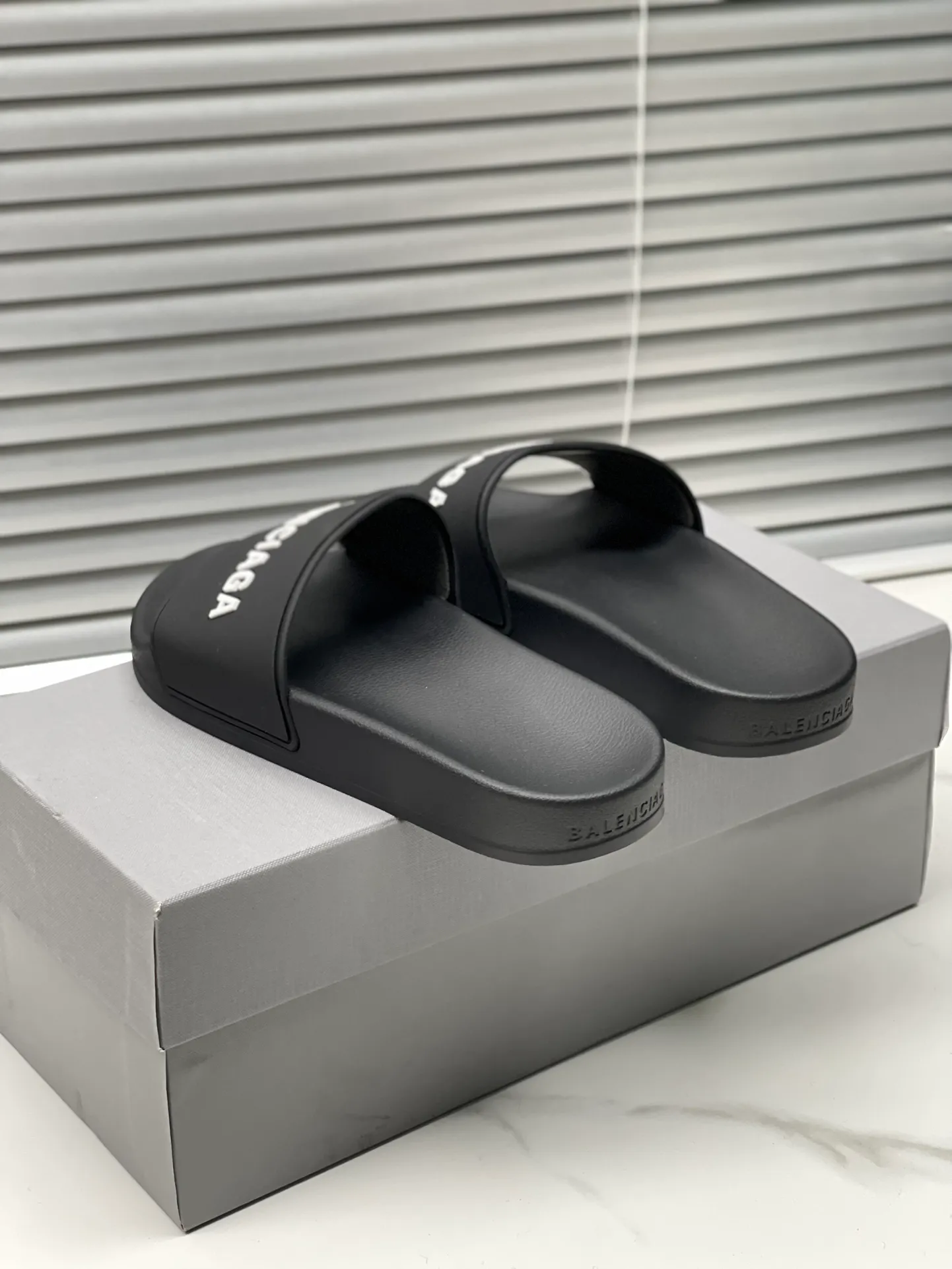 👟👟Ex-factory price 240👟👟 Women's Shoes Women's Clothing Balenciaga 2023 trendy slippers!  Balenciaga Political Campaign Latest Abrasive Development!  A favorite of European and American ladies, celebrities, and Internet celebrity girls. Exquisite uppers are hand-sewn and threaded. They are fluffy and soft, skin-friendly and soft, a must-have for summer. Fashionable but not overly ostentatious. Original natural rubber non-slip and wear-resistant sole. Size 35-40, 39-45 matching counter latest original packaging.